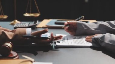 Ofiste çalışan avukat.