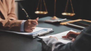 İş adamları evrakları tartışıyor ve ofis masasında sözleşme imzalıyorlar..