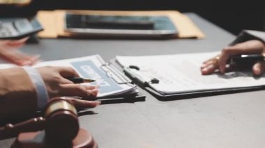 Avukat ya da yargıç avukatı, yasal belgeler ve tokmak büroda bir masada..