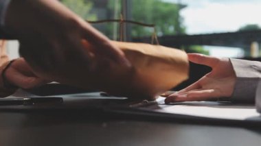 Belgeler ve belgelerle çalışan iş adamları masa başında, avukat ve avukat