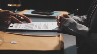 İş adamları belge imzalıyor