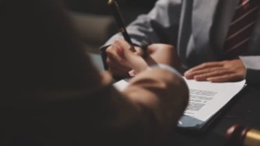 Ofiste çalışan iş adamları