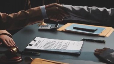 Erkek yargıç ya da avukat, tokmak, müvekkil