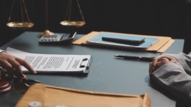 Yargıç Tokmak ve belgeler masanın üstünde.