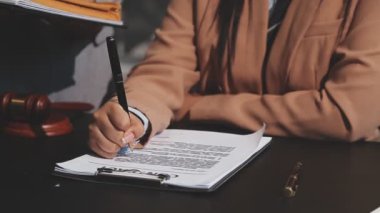 İş kadını Ofiste Kağıda Yazıyor