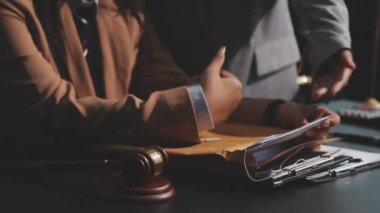 Yargıç tokmak, adalet, avukat ofiste dizüstü bilgisayarla çalışıyor. Yasal hizmetler. Avukat..