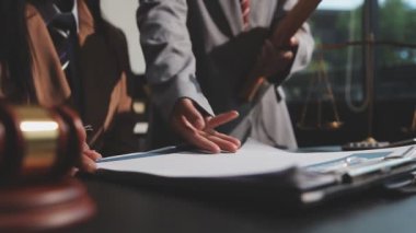 Avukat ofiste belgelerle çalışıyor.