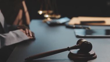 Avukat ya da hakim tokmağı yasal belge ve avukat masasında.