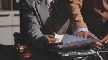 Belge ve belgeleri elinde tutan işadamı.