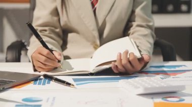 Genç işadamı ofiste çalışıyor.