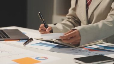 Ofiste çalışan genç bir işadamı..