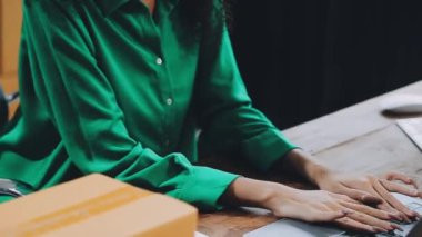 Ofiste dizüstü bilgisayar kullanan genç bir kadın