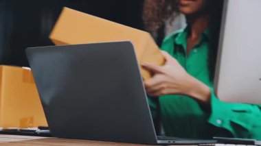 Ofisteki genç bayan..