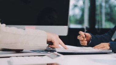 Yakın plan - toplantı odasında tokalaşan iş adamları