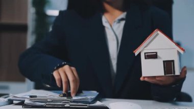 Emlakçı ya da temsilci müşteriye anahtar veriyor.