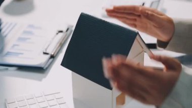 Genç işadamı ev anahtarlarını elinde tutuyor..