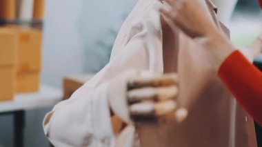 Mağazadaki mankenlere kadın ellerini yaklaştır.