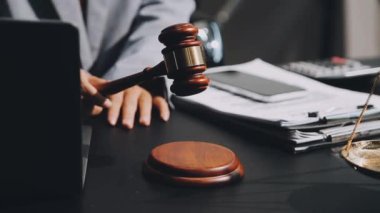 Avukat ya da yargıç tokmağı, yargıç tokmağı, yasal kitap ve terazi içeren yasal belge mahkeme salonunda. Hukuk ve adalet. hukuk
