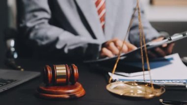 Yargıç Gavin ofisteki masada..