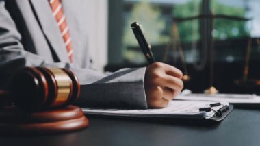 Yargıç Tokmak ve evraklar arka planda.