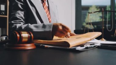 Hakim tokmak ve belgeler mahkeme salonunda, adalet ve hukuk kavramında