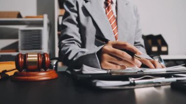 Ofiste çalışan avukat..