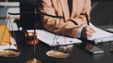 Ofiste çalışan avukat