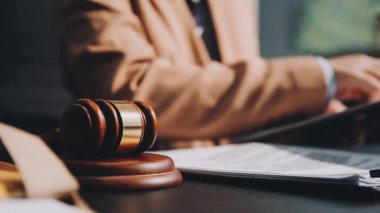 Yargıç Tokmak masada..