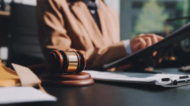 Avukat, hukuk konsepti. Yargıç Tokmak ve avukat ofiste çalışıyor..