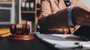 Avukat ofiste belgelerle çalışıyor. Hukuk, adalet kavramı. Avukat tokmağı ve avukatı mahkeme salonunda..