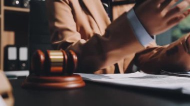 Takım elbiseli işadamı belgeler ve dizüstü bilgisayarla çalışıyor