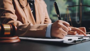 Avukat, yargıç, tokmak ya da hukuki belgeleri olan bir dizüstü bilgisayar üzerinde çalışan bir avukat. Hukuk ve hukuk kavramı