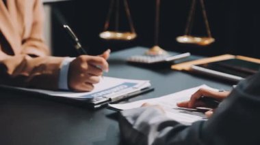 Ofiste çalışan avukat ya da avukat. Hukuk kavramı.