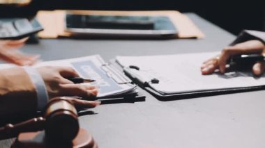 İş kadını bir belge üzerinde çalışıyor