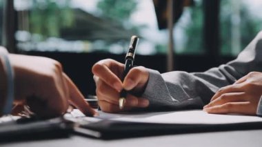 İşadamı el üstünde defter yazma