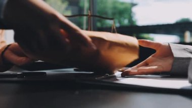 Ofiste çalışan iş adamları..