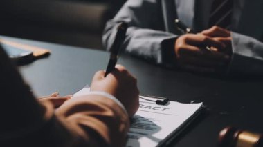 Ofiste çalışan bir işadamı.