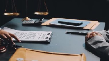 Belgeler ve belgelerle ofiste çalışan iş adamı avukat.