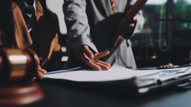 Avukat, müvekkil, avukat ve yargıçla çalışıyor. Ofiste çalışıyor. Hukuki danışmanlık, hukuk ve adalet kavramı.