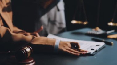 Avukat ya da hâkim ofiste çalışıyor. Tokmak ya da yargıç tokmağı. Hukuk ve adalet ölçeği. Yasal dava, ölçek ve