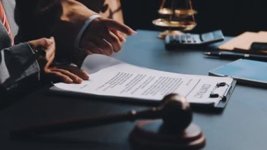 Erkek eli tokmak tutuyor ve belgeleri imzalıyor.