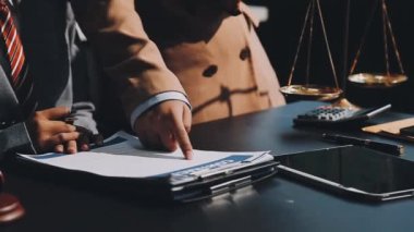 Ofisteki iş adamları.