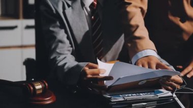 Belgeleri olan takım elbiseli iş adamı