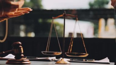 Ofis masasında ahşap kelepçe tutan iş adamı, adalet ve hukuk kavramı, hukuk ve adalet kavramı.
