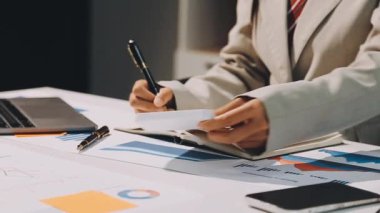 Ofiste çalışan iş adamlarını kapatın.