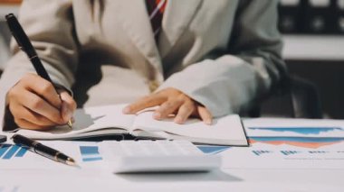 Genç iş kadını ofiste çalışıyor.