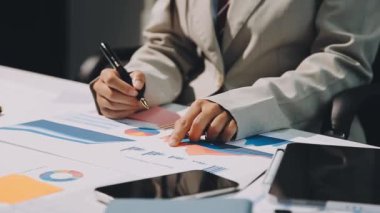 Dizüstü bilgisayarda finansal tablolar ve grafiklerle çalışan iş adamı