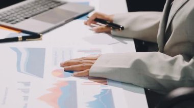 İşadamları birlikte çalışır ve kağıt üzerinde yazar.