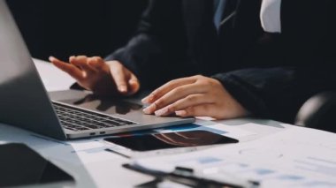 Masada dizüstü bilgisayar ve tablet bilgisayarla çalışan bir iş adamı. modern girişim işi.