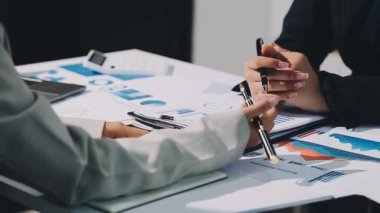 İş adamı toplantıdaki iş grafiğini analiz ediyor.